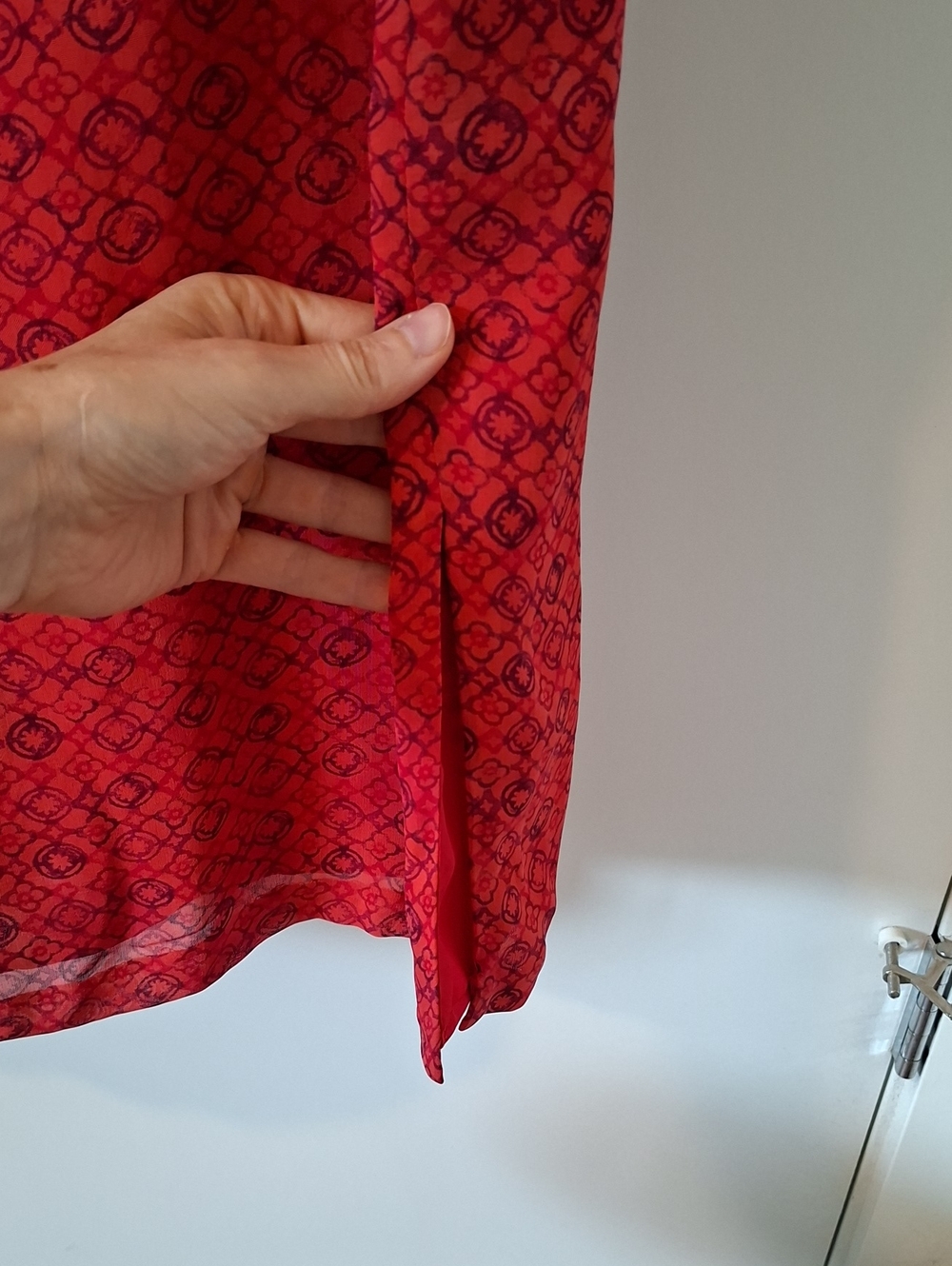 Vintage Y2K Laundry by Shelli Segal Red Maxi Velvet Strap Batik Dress (US 14) - Picture 8 of 11
